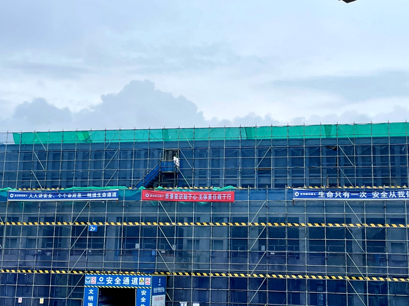 建投建工?；肪仍仨?xiàng)目為在建大樓“穿雨披”保安質(zhì)促進(jìn)度 (2).png