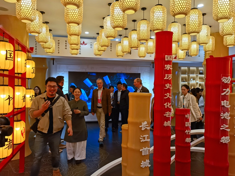 沉浸試體驗(yàn)，國(guó)際園藝生產(chǎn)者協(xié)會(huì)到宜賓展園評(píng)比打分 (3).jpg